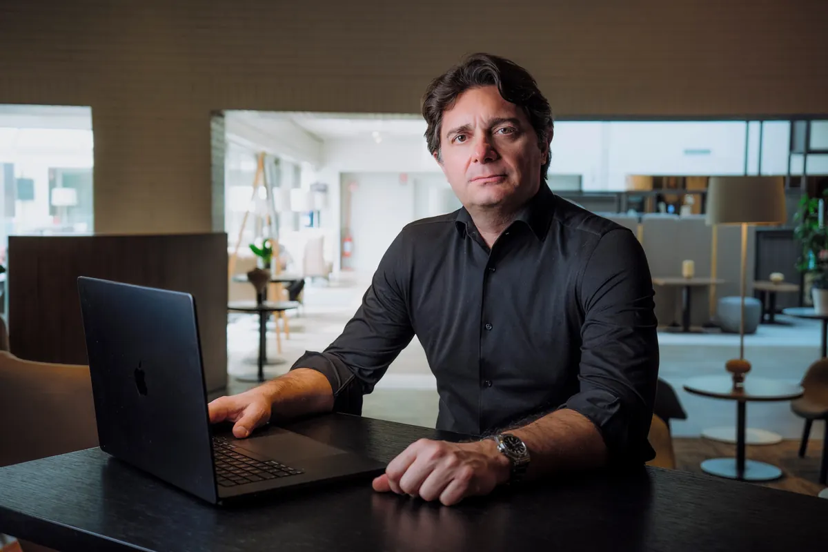 Alfredo Cerabino al lavoro sul controllo di gestione di una PMI